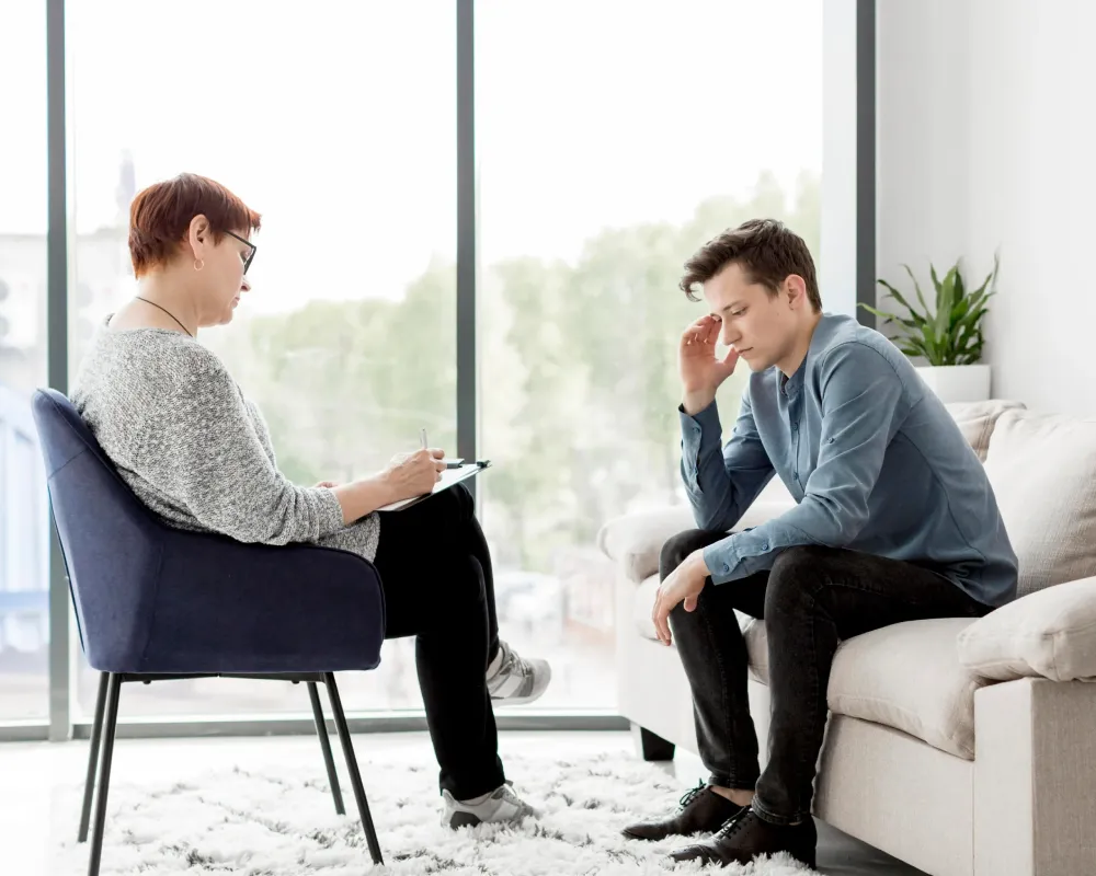 front-view-psychologist-consulting-patient
